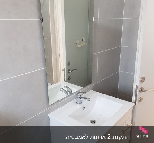 כיור לבן עם ברז בחדר אמבטיה